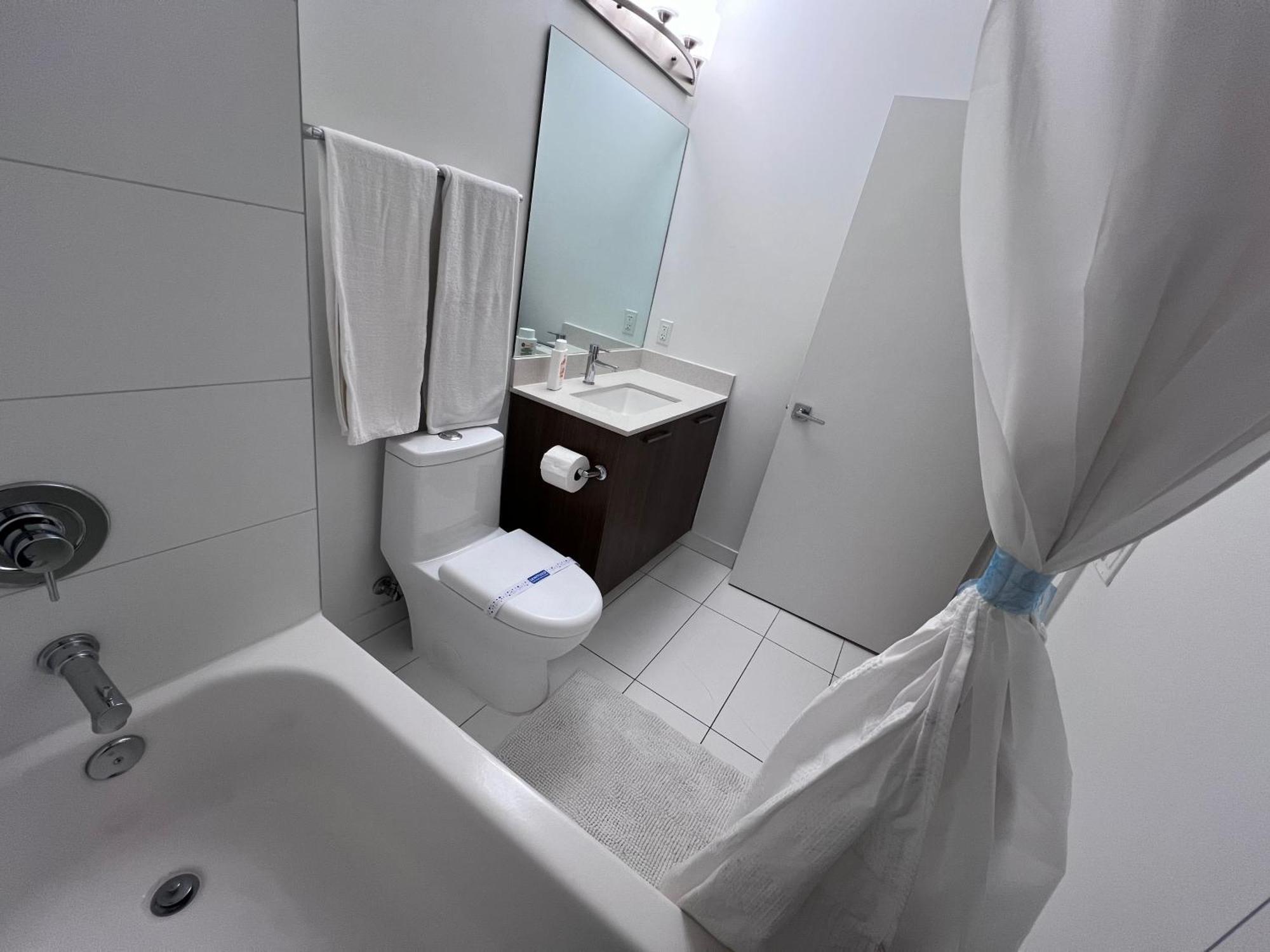 Master Bed Room In Calle Ocho Miami Eksteriør bilde